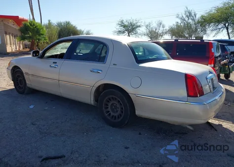 2000 Lincoln Town Car Cartier from USA, damaged, VIN 1LNHM83W1YY837855